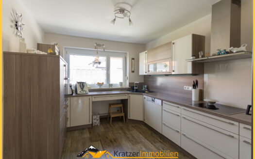 „Familiendomizil!“ Helles, freundliches Reiheneckhaus mit Garage in Ermengerst