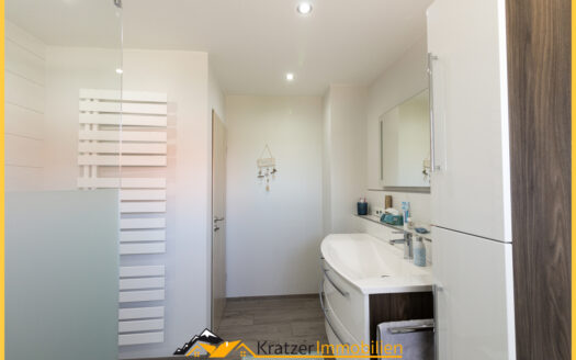 „Familiendomizil!“ Helles, freundliches Reiheneckhaus mit Garage in Ermengerst