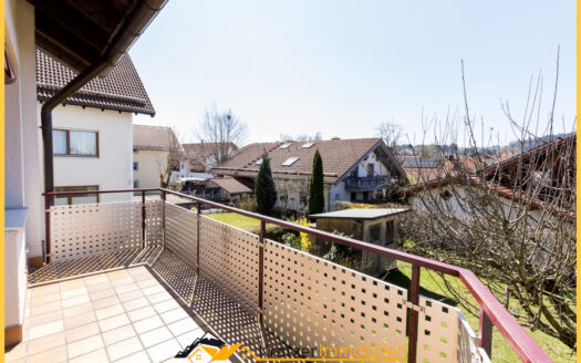 „Familiendomizil!“ Helles, freundliches Reiheneckhaus mit Garage in Ermengerst