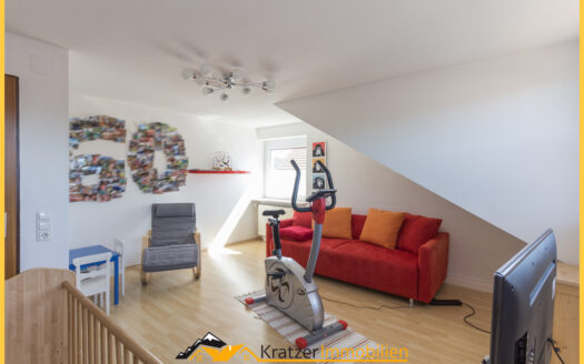 „Familiendomizil!“ Helles, freundliches Reiheneckhaus mit Garage in Ermengerst