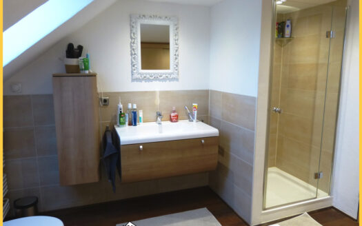 Mieter mittleren Alters gesucht! Hübsche 3 1/2 Zi.-Maisonette-Whg. mit Gge. in Kempten – Ostbahnhof