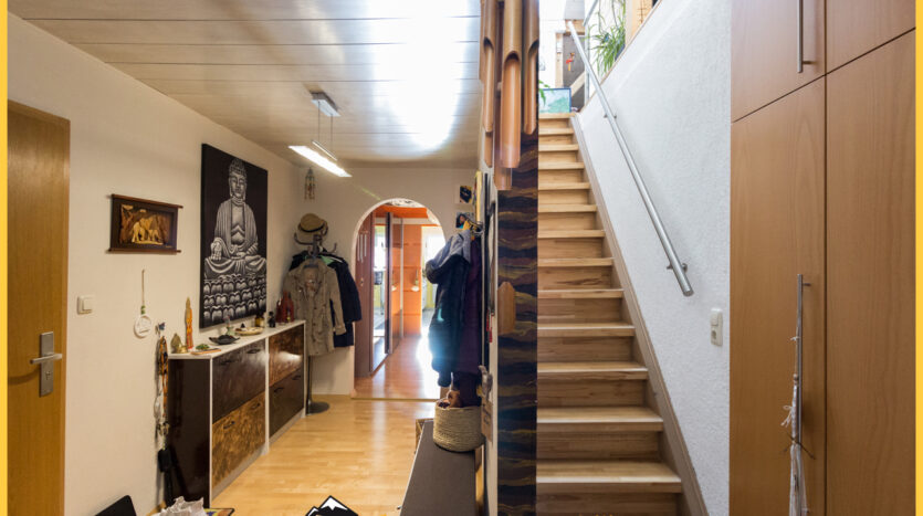 Flur - Aufgang ins DG