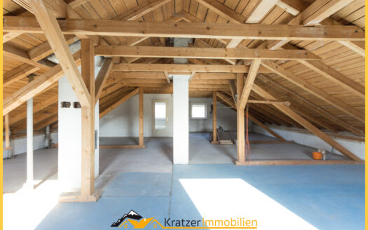 Vielseitiges Zweifamilienhaus mit großem Grundstück und Ausbaupotenzial