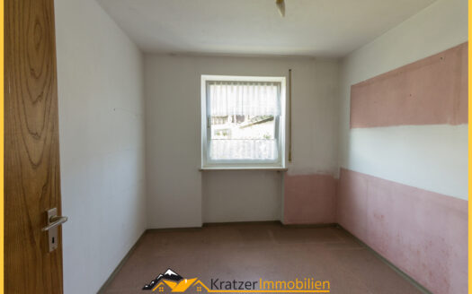 Vielseitiges Zweifamilienhaus mit großem Grundstück und Ausbaupotenzial