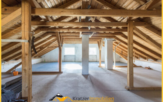 Vielseitiges Zweifamilienhaus mit großem Grundstück und Ausbaupotenzial